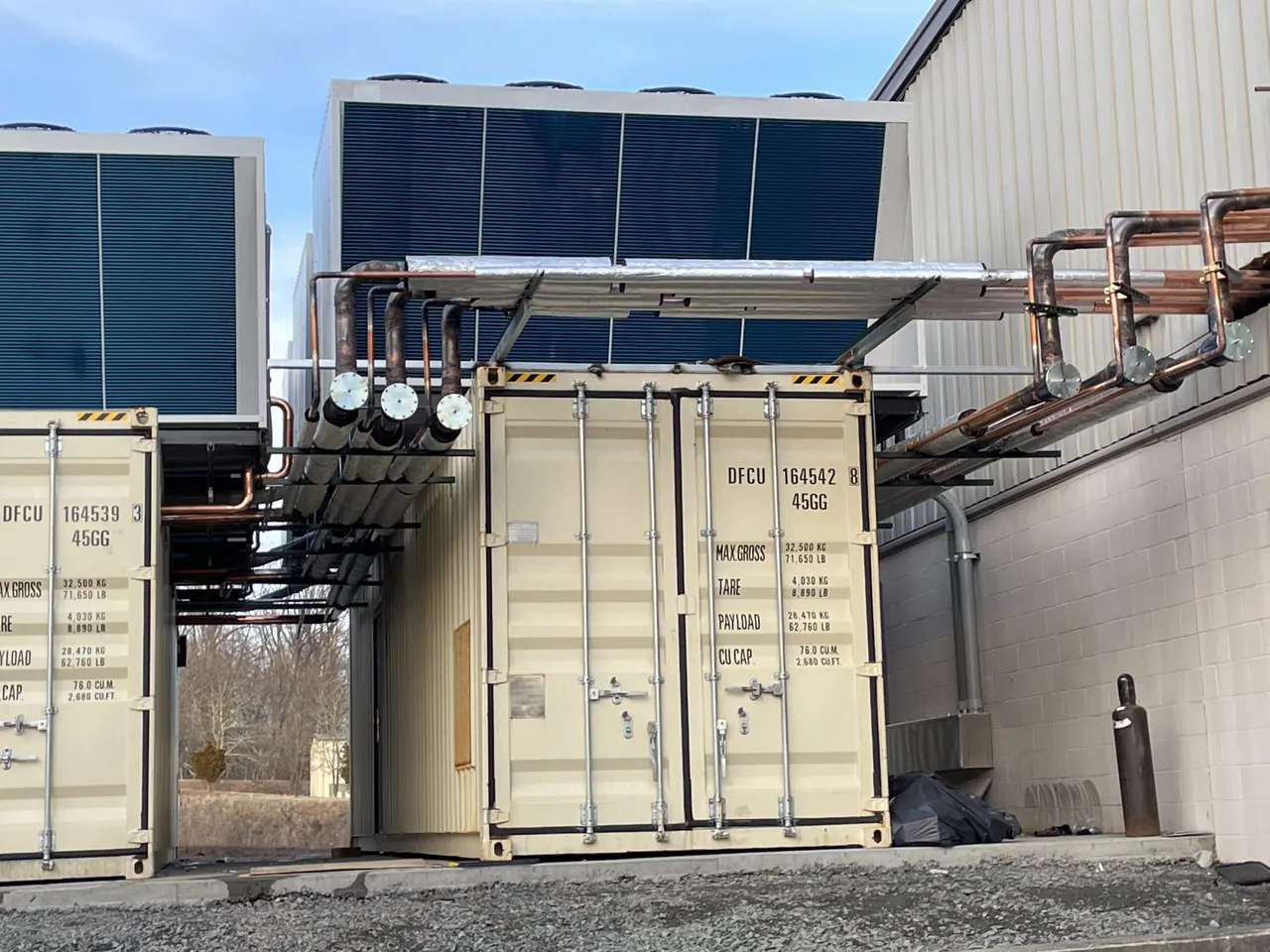 Containerized refrigeration units with condensers and copper piping